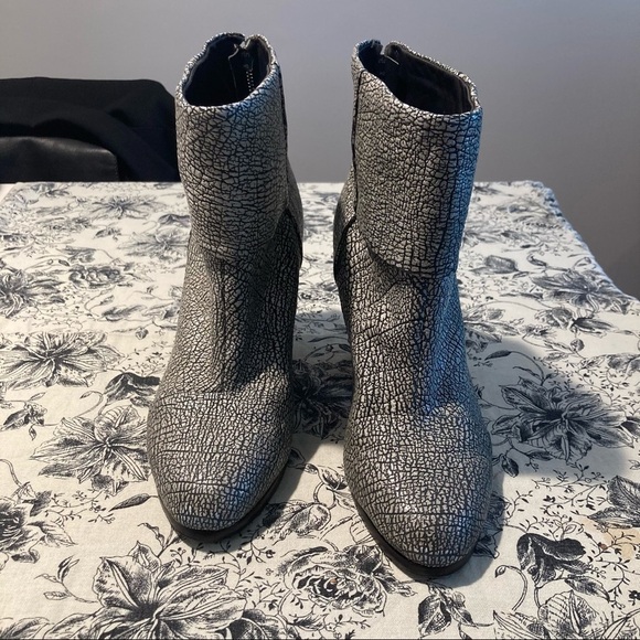 𝅺RAG & BONE Sz 37.5 Newbury Metallic Gunmetal  Crinkled Leather Booties - Picture 2 of 10